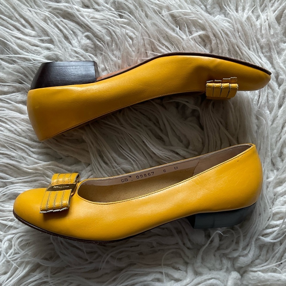 Salvatore Ferragamo Vara Yellow Leather Buckle Accent Low Heel Pumps Size 6B